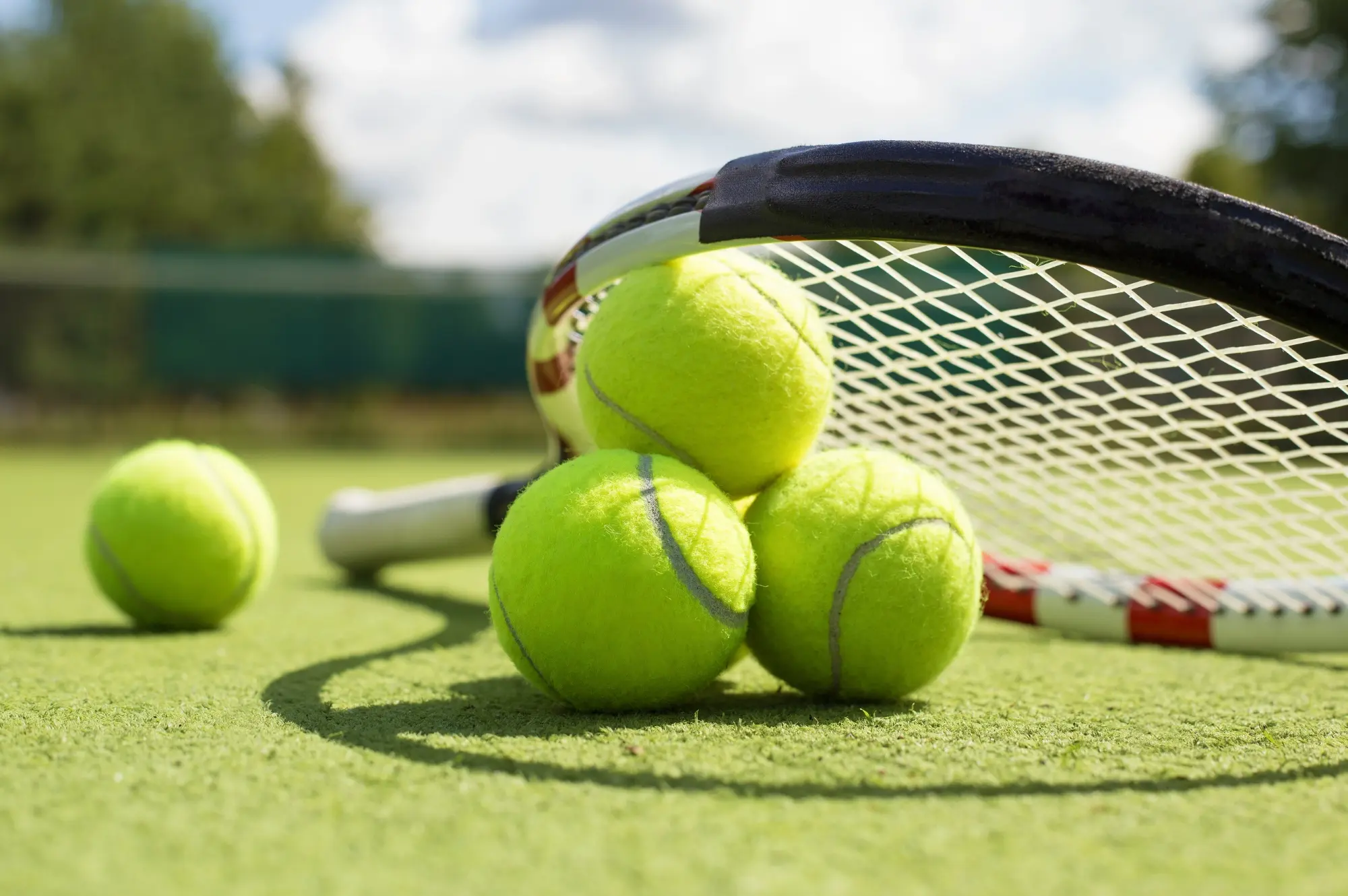 milloin-kannattaa-vaihtaa-aloittelijan-tennismailasta-eteenp-in